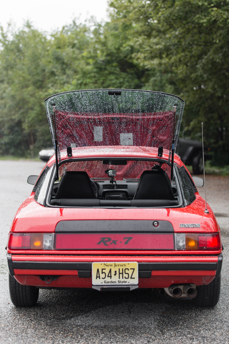 Illustration for article titled The Original Mazda RX-7 Drives Like a Humming, Thrumming, Living Animal